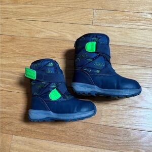 Carter’s boy snow boots. Size 7 Children. Light-up soles. Dinosaur design.